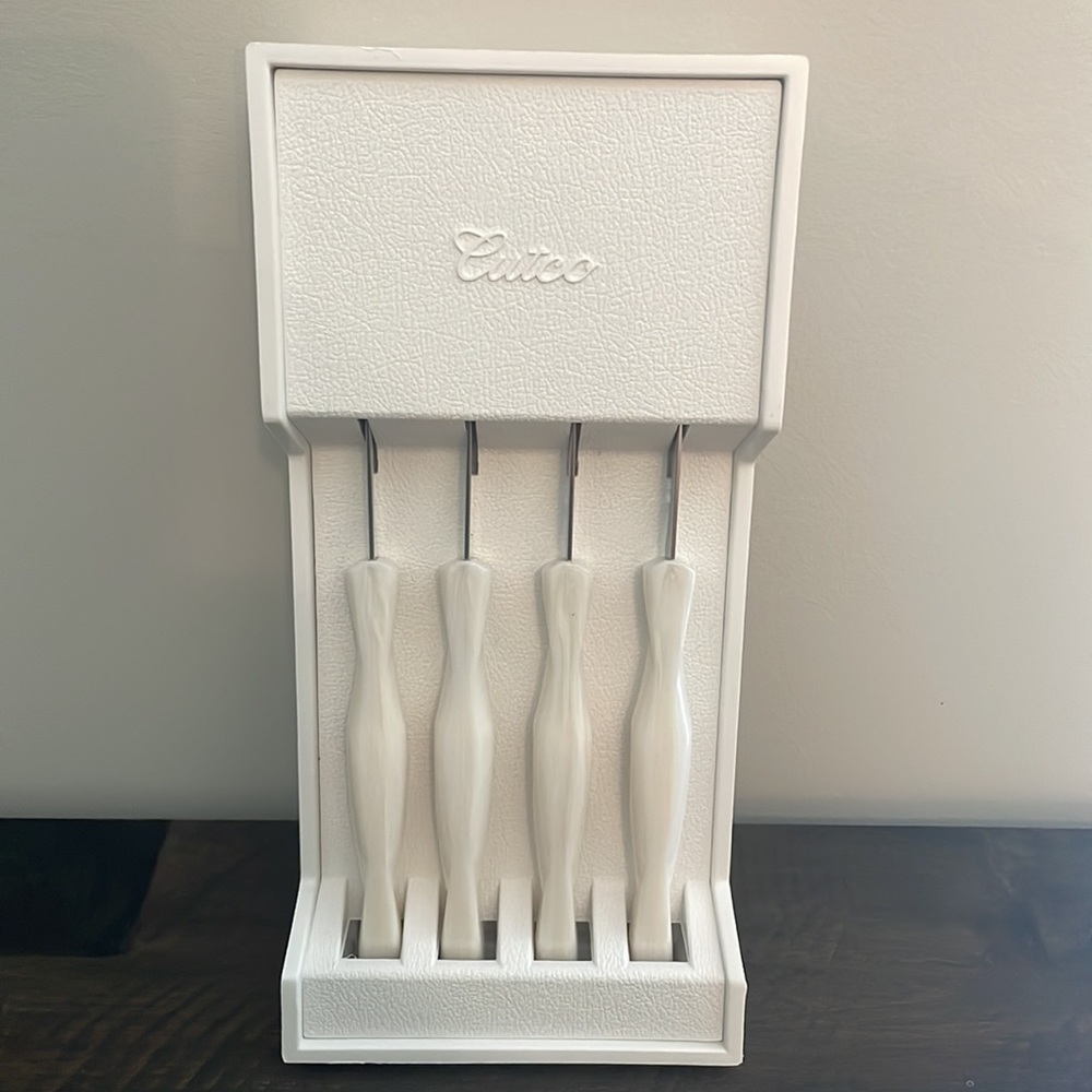 CUTCO set of four White (Pearl) #1759 Table Knives plus tray